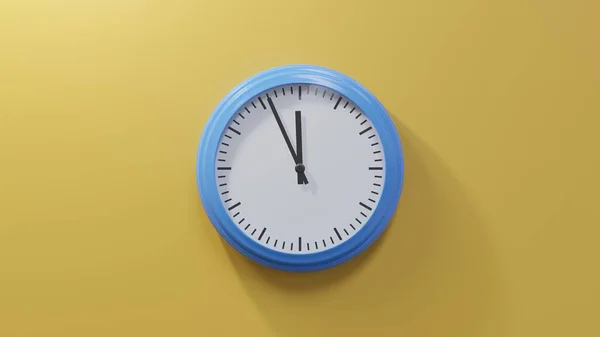 Glänzend Blaue Uhr Einer Orangefarbenen Wand Sechsundfünfzig Nach Elf Ist — Stockfoto