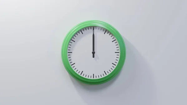 中午12点的时候 白墙上有一个光滑的绿色时钟 时间是00 00或12 — 图库照片