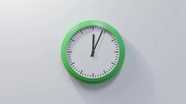 Reloj Verde Brillante Una Pared Blanca Las Doce Cuatro Hora —  Fotos de Stock