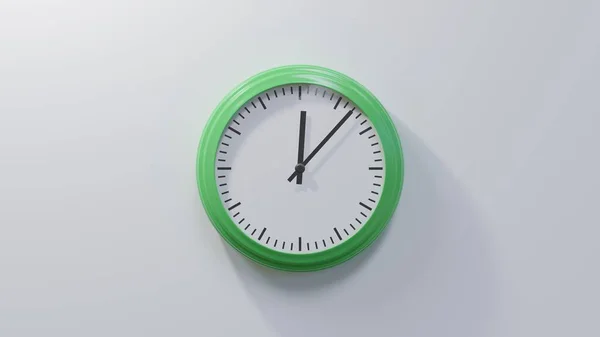 Γυαλιστερό Πράσινο Ρολόι Λευκό Τοίχο Στις Δώδεκα Και Επτά Ώρα — Φωτογραφία Αρχείου