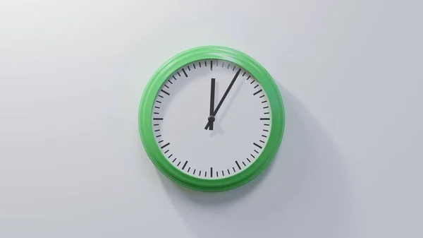 Reloj Verde Brillante Una Pared Blanca Las Doce Cinco Hora — Foto de Stock