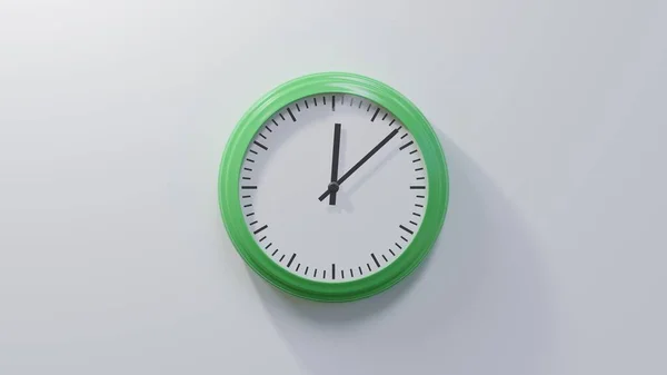 Reloj Verde Brillante Una Pared Blanca Las Doce Ocho Hora —  Fotos de Stock