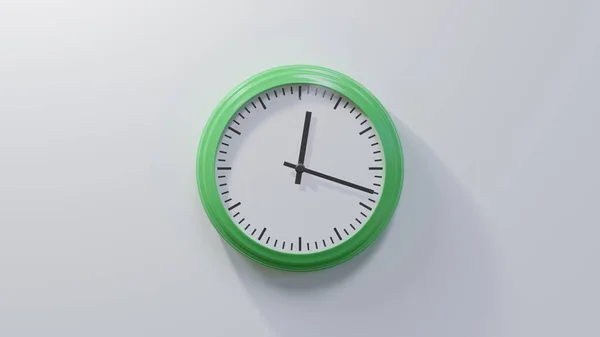 Reloj Verde Brillante Una Pared Blanca Las Doce Dieciocho Hora — Foto de Stock