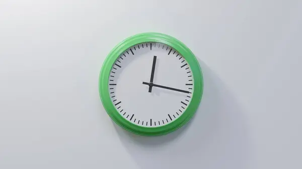Глянцевые Зеленые Часы Белой Стене Семнадцать Минут Первого Время — стоковое фото