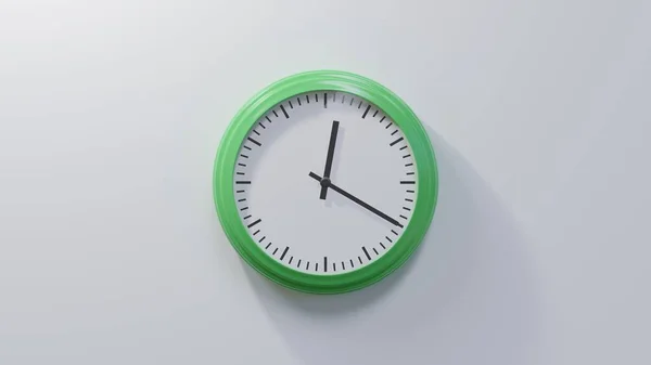 Reloj Verde Brillante Una Pared Blanca Las Doce Veinte Hora — Foto de Stock