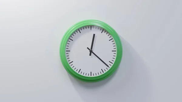 Блестящие Зеленые Часы Белой Стене Двадцать Два Часа Двенадцатого Время — стоковое фото