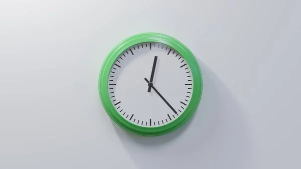 Horloge Verte Brillante Sur Mur Blanc Vingt Trois Heures Douze — Photo