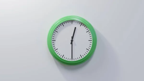 Reloj Verde Brillante Una Pared Blanca Las Doce Media Hora — Foto de Stock