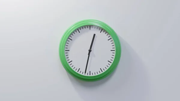 Блестящие Зеленые Часы Белой Стене Тридцать Два Часа Двенадцатого Время — стоковое фото