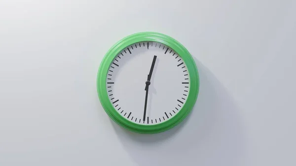 Błyszczący Zielony Zegar Białej Ścianie Trzydzieści Jeden Dwunastej Godzina Lub — Zdjęcie stockowe