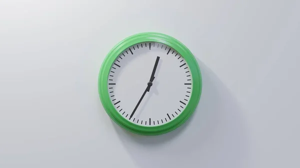 Relógio Verde Brilhante Numa Parede Branca Trinta Cinco Meia Tempo — Fotografia de Stock