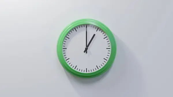 Reloj Verde Brillante Una Pared Blanca Una Hora — Foto de Stock