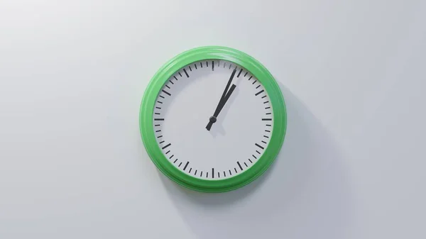 Reloj Verde Brillante Una Pared Blanca Las Cuatro Una Hora —  Fotos de Stock