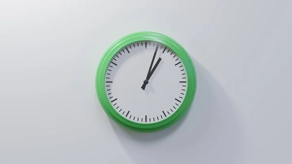 Γυαλιστερό Πράσινο Ρολόι Λευκό Τοίχο Στις Μία Και Τρεις Ώρα — Φωτογραφία Αρχείου