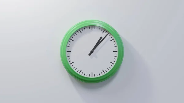 Reloj Verde Brillante Una Pared Blanca Las Siete Una Hora — Foto de Stock