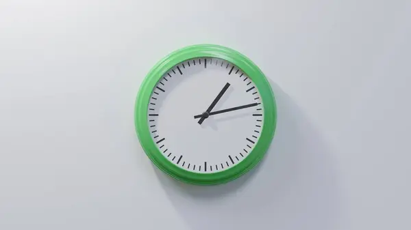 Orologio Verde Lucido Muro Bianco All Una Tredici Tempo — Foto Stock