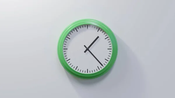 Orologio Verde Lucido Muro Bianco All Una Ventitré Tempo — Foto Stock