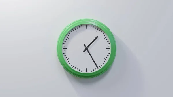 Błyszczący Zielony Zegar Białej Ścianie Pierwszej Jest Lub — Zdjęcie stockowe