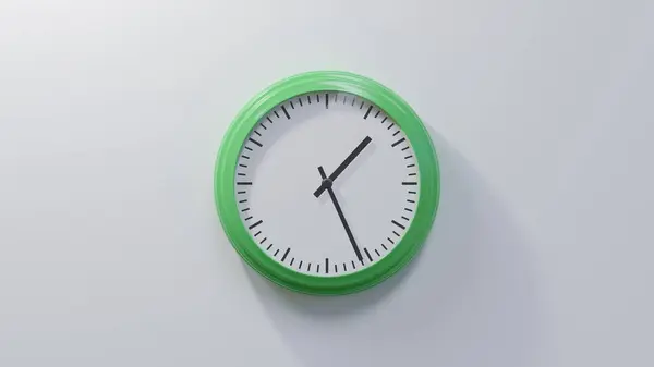 Reloj Verde Brillante Una Pared Blanca Las Veintiséis Una Hora — Foto de Stock
