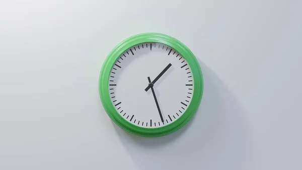 Reloj Verde Brillante Una Pared Blanca Las Veintisiete Una Hora — Foto de Stock