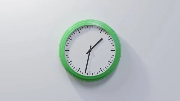 32過去1で白い壁に光沢のある緑の時計 時間は01 32または13 32です — ストック写真