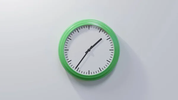 Reloj Verde Brillante Una Pared Blanca Las Treinta Seis Una — Foto de Stock