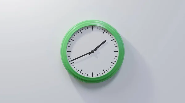 Reloj Verde Brillante Una Pared Blanca Una Cuarenta Hora — Foto de Stock