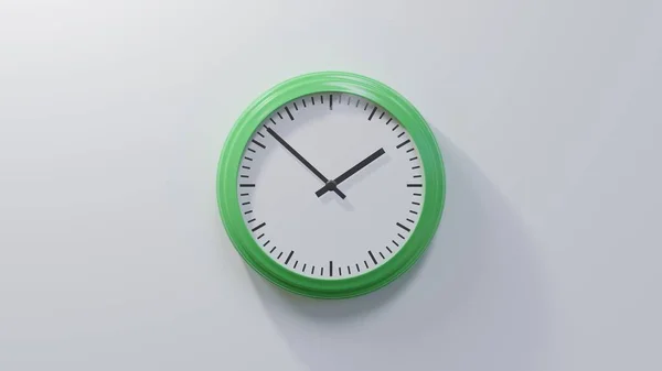Błyszczący Zielony Zegar Białej Ścianie Pierwszej Cały Czas Lub — Zdjęcie stockowe