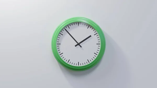 Reloj Verde Brillante Una Pared Blanca Una Cincuenta Tres Hora — Foto de Stock