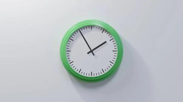 Reloj Verde Brillante Una Pared Blanca Las Cinco Dos Hora — Foto de Stock