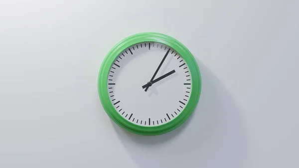 Γυαλιστερό Πράσινο Ρολόι Λευκό Τοίχο Στις Δύο Και Πέντε Ώρα — Φωτογραφία Αρχείου