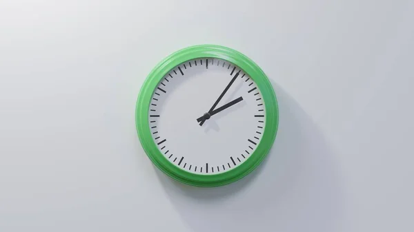 Reloj Verde Brillante Una Pared Blanca Las Dos Seis Hora — Foto de Stock