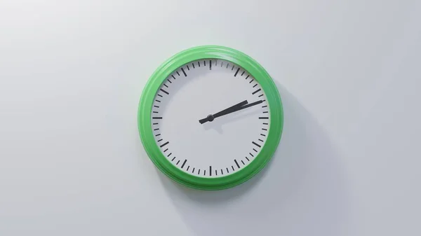 Reloj Verde Brillante Una Pared Blanca Las Doce Dos Hora —  Fotos de Stock