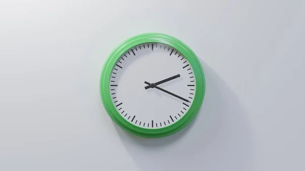 Γυαλιστερό Πράσινο Ρολόι Λευκό Τοίχο Στις Δύο Και Δεκαεννέα Ώρα — Φωτογραφία Αρχείου