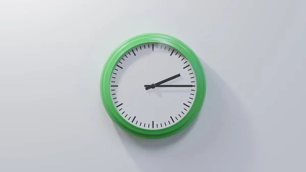Reloj Verde Brillante Una Pared Blanca Las Dos Cuarto Hora — Foto de Stock