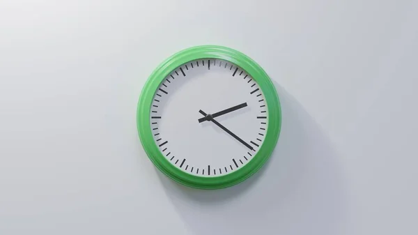 Reloj Verde Brillante Una Pared Blanca Las Dos Veintiún Hora —  Fotos de Stock