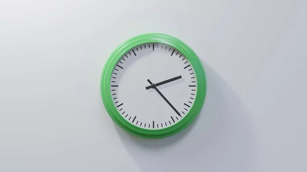 Reloj Verde Brillante Una Pared Blanca Las Veintitrés Dos Hora — Foto de Stock