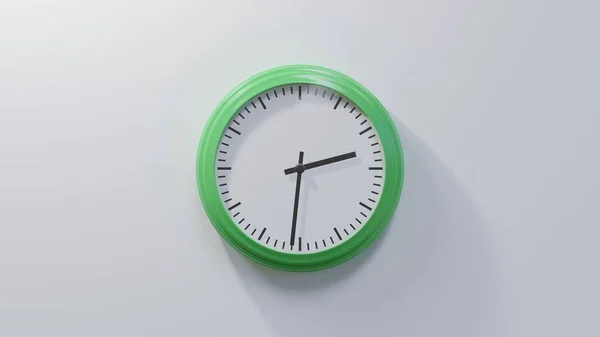 Orologio Verde Lucido Muro Bianco Alle Due Trentuno Tempo — Foto Stock