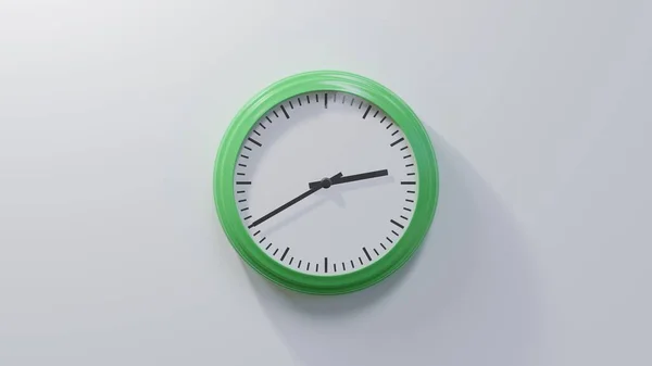 Błyszczący Zielony Zegar Białej Ścianie Dwadzieścia Trzecia Cały Czas Lub — Zdjęcie stockowe