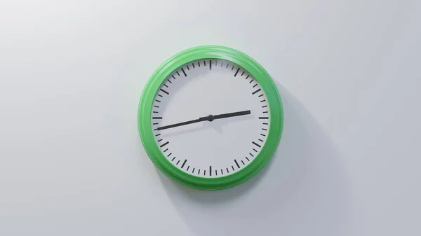 凌晨两点四十三分 白墙上有一个光滑的绿色时钟 时间是02 43或14 — 图库照片