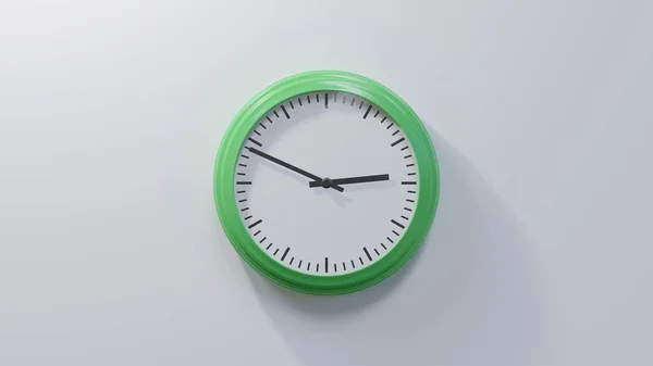 凌晨两点四十九分 白墙上有一个光滑的绿色时钟 时间是02 49或14 — 图库照片