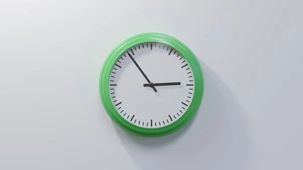 Reloj Verde Brillante Una Pared Blanca Las Dos Cincuenta Cuatro — Foto de Stock