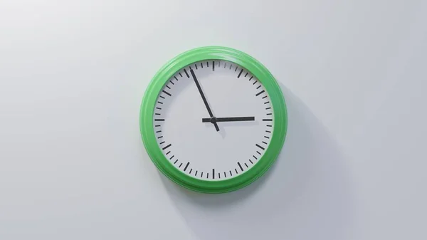 Reloj Verde Brillante Una Pared Blanca Las Dos Cincuenta Seis — Foto de Stock