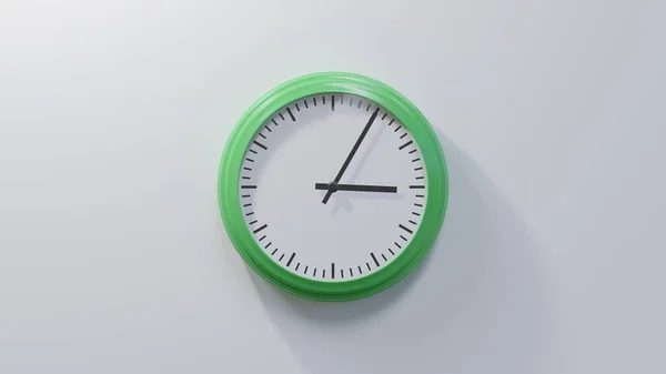 Reloj Verde Brillante Una Pared Blanca Las Tres Cinco Hora — Foto de Stock