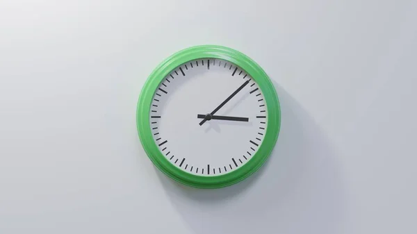 Reloj Verde Brillante Una Pared Blanca Las Ocho Tres Hora — Foto de Stock