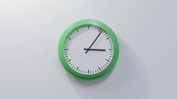 Γυαλιστερό Πράσινο Ρολόι Λευκό Τοίχο Στις Τρεις Και Έξι Ώρα — Φωτογραφία Αρχείου