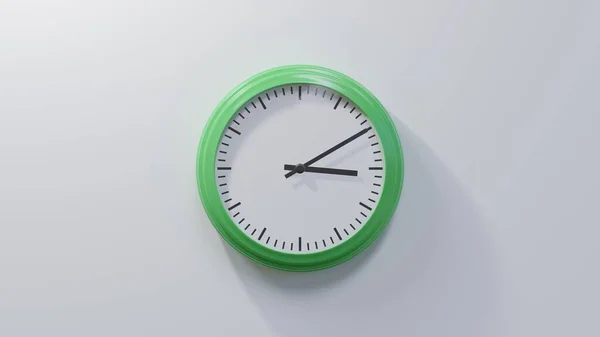 Reloj Verde Brillante Una Pared Blanca Las Tres Diez Hora —  Fotos de Stock