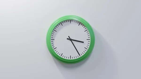 Reloj Verde Brillante Una Pared Blanca Las Tres Veinticinco Hora —  Fotos de Stock