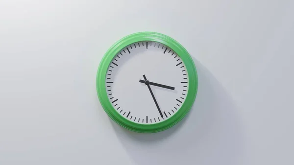 Reloj Verde Brillante Una Pared Blanca Las Tres Veintiséis Hora —  Fotos de Stock