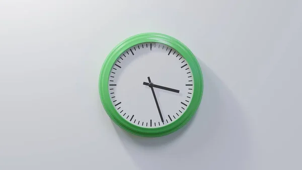 Reloj Verde Brillante Una Pared Blanca Las Veintisiete Tres Hora —  Fotos de Stock